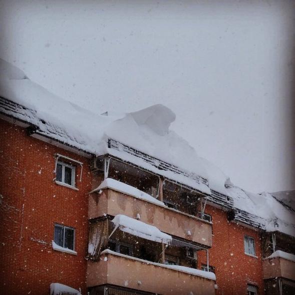 Edificio con lengua de nieve en el tejado