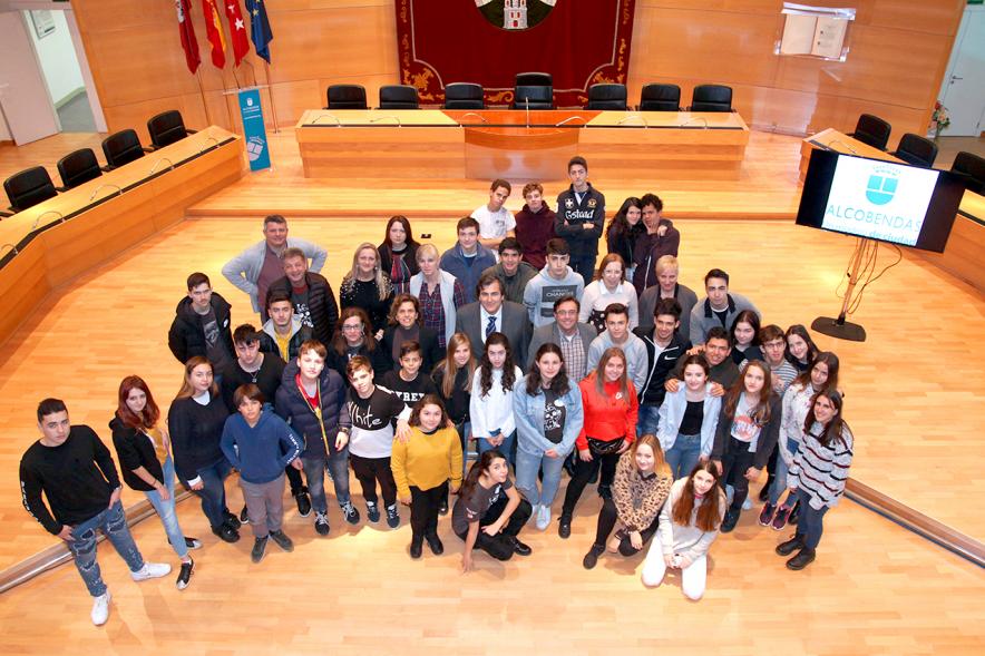 Programa Erasmus IES Giner de los Ríos - Imagen cenital de las autoridades y estudiantes Programa Erasmus IES Giner de los Ríos en el salón de actos del ayuntamiento de Alcobendas.