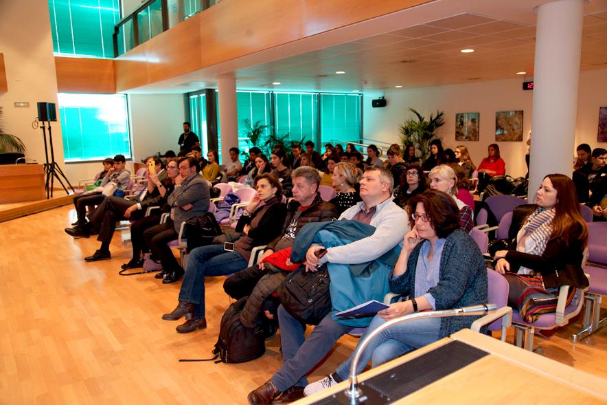 Programa Erasmus IES Giner de los Ríos - Imagen de las personas asistentes al acto.