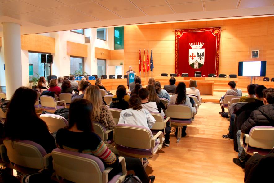 Programa Erasmus IES Giner de los Ríos - Imagen plano general de la sala donde se celebra el acto.