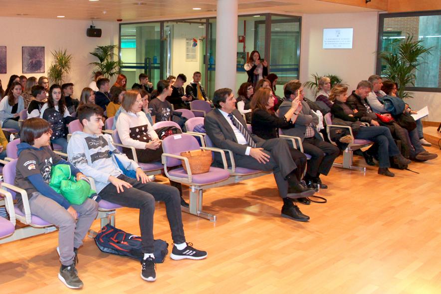 Programa Erasmus IES Giner de los Ríos - Imagen de las personas asistentes al acto.
