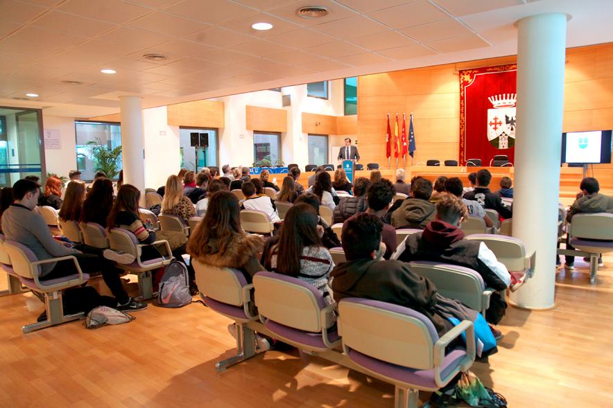 Programa Erasmus IES Giner de los Ríos - Imagen plano general de la sala donde se celebra el acto.