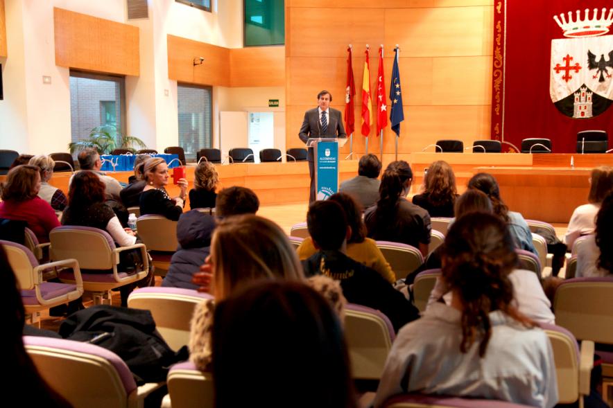 Programa Erasmus IES Giner de los Ríos - Imagen del concejal de cultura Fernando Martínez dirigiéndose a los asistentes al acto.