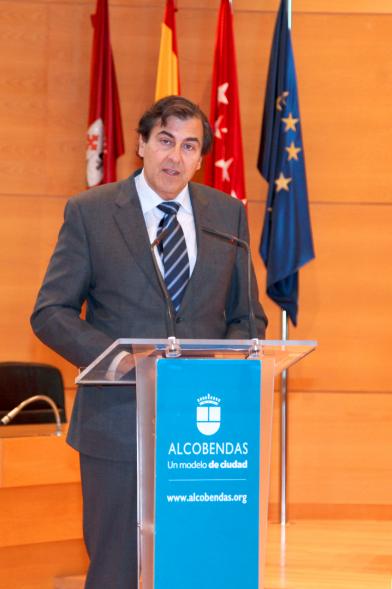 Programa Erasmus IES Giner de los Ríos -  Imagen del concejal de cultura Fernando Martínez dirigiéndose a los asistentes al acto.