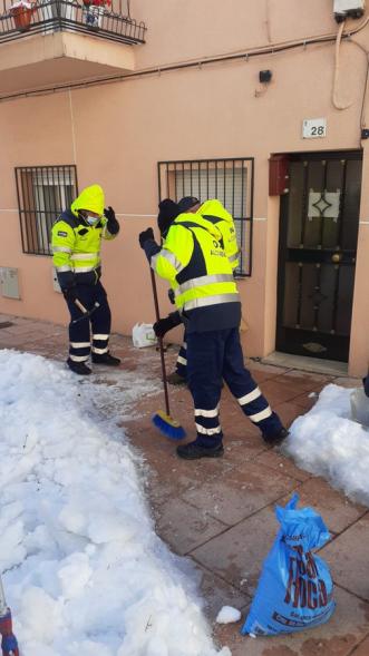 Operarios limpiando la calle
