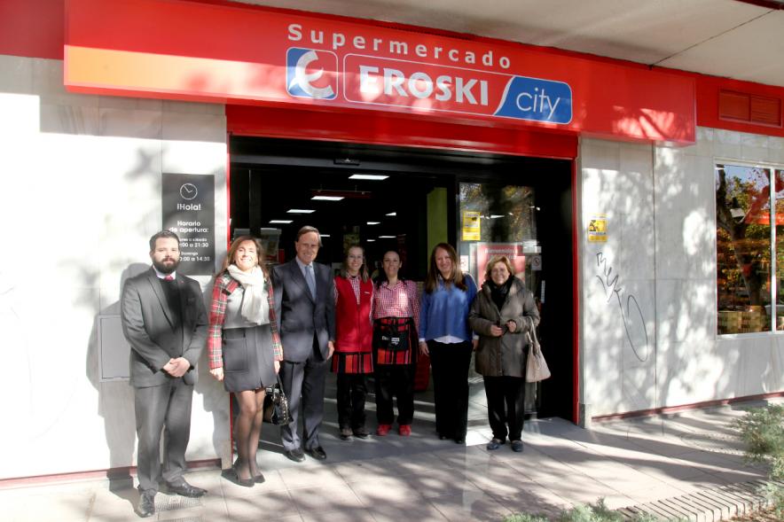 Visita Institucional e Supermercado Eroski Paseo de la Chopera - Imagen del alcalde García de Vinuesa y otras personas posando a la entrada del supermercado.