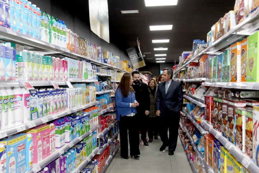 Visita Institucional e Supermercado Eroski Paseo de la Chopera - Imagen del alcalde García de Vinuesa y otras personas paseando por los pasillos del supermercado.