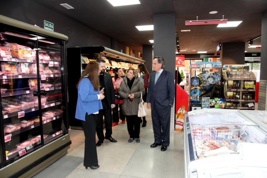 Visita Institucional e Supermercado Eroski Paseo de la Chopera - Imagen del alcalde García de Vinuesa y otras personas paseando por los pasillos del supermercado.