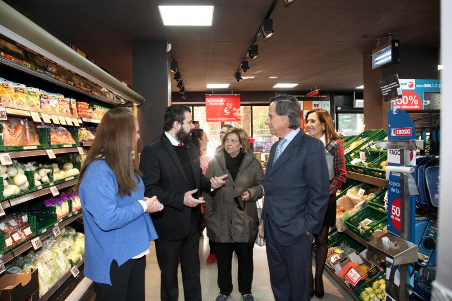 Visita Institucional e Supermercado Eroski Paseo de la Chopera - Imagen del alcalde García de Vinuesa y otras personas paseando por los pasillos del supermercado.