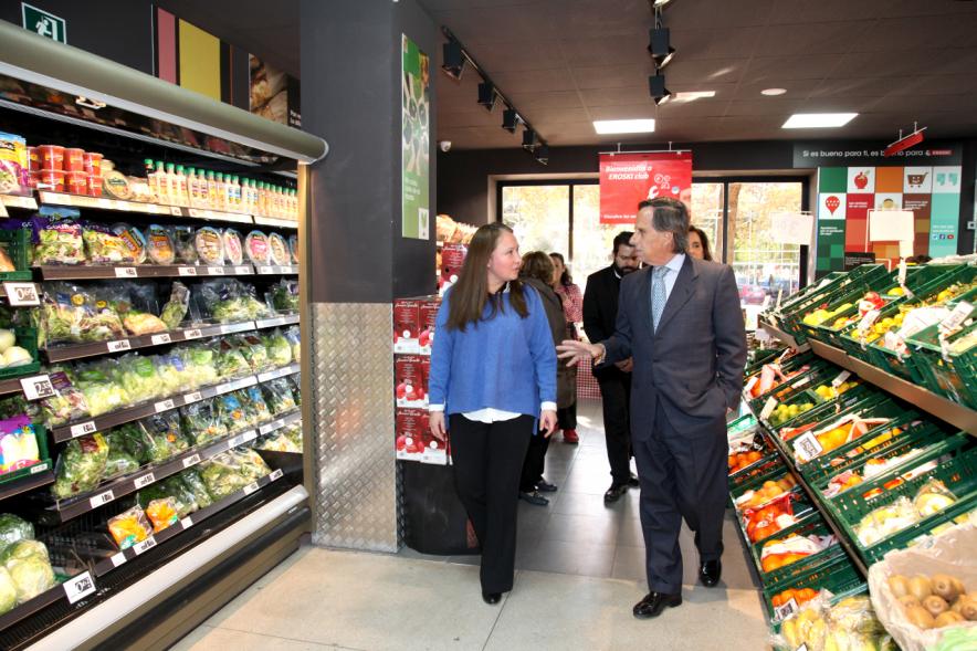 Visita Institucional e Supermercado Eroski Paseo de la Chopera - Imagen del alcalde García de Vinuesa y otras personas paseando por los pasillos del supermercado.