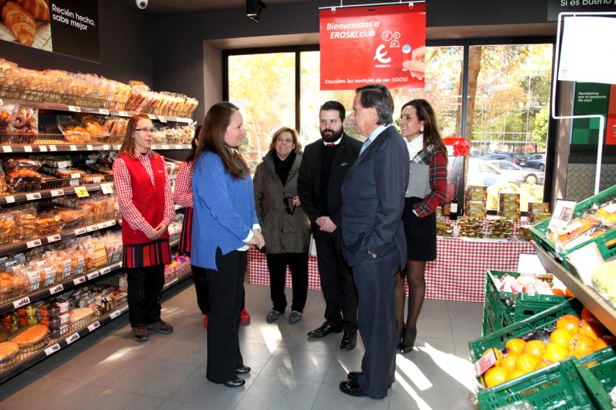 Visita Institucional e Supermercado Eroski Paseo de la Chopera - Imagen del alcalde García de Vinuesa y otras personas paseando por los pasillos del supermercado.