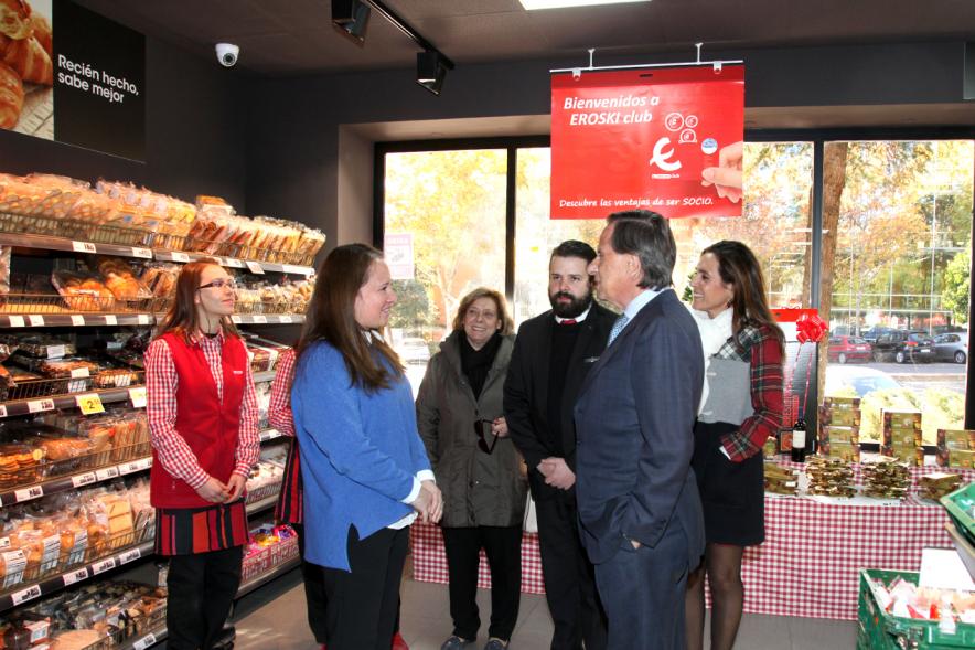 Visita Institucional e Supermercado Eroski Paseo de la Chopera - Imagen del alcalde García de Vinuesa y otras personas paseando por los pasillos del supermercado.