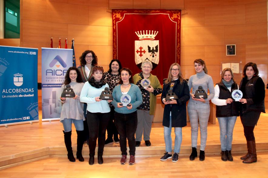 Entrega Premios Concurso de Escaparates 2018 - Posado de todas las propietarios de los establecimientos premiados.