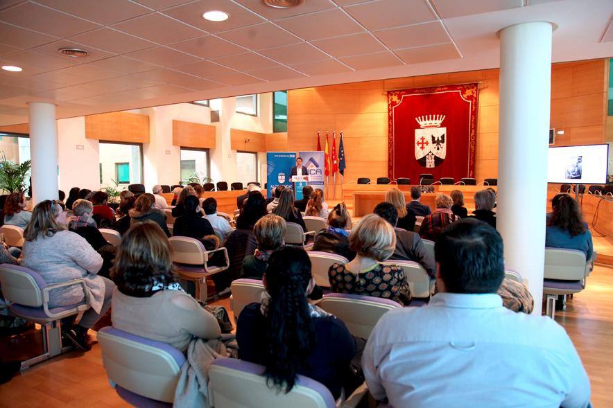 Entrega Premios Concurso de Escaparates 2018 - Imagen posterior del Salón de Plenos y el total de los asistentes.