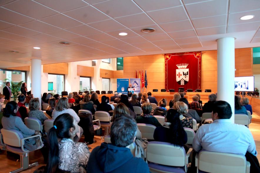 Entrega Premios Concurso de Escaparates 2018 - Imagen trasera del salón de plenos, los asistentes y el estrado.