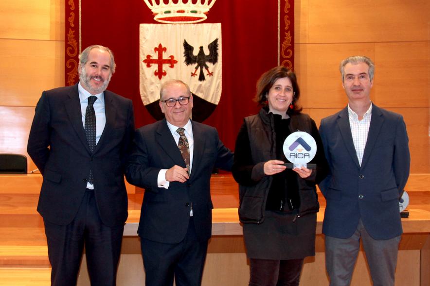 Entrega Premios Concurso de Escaparates 2018 - Imagen de los directivos de AICA con unos galardonados.