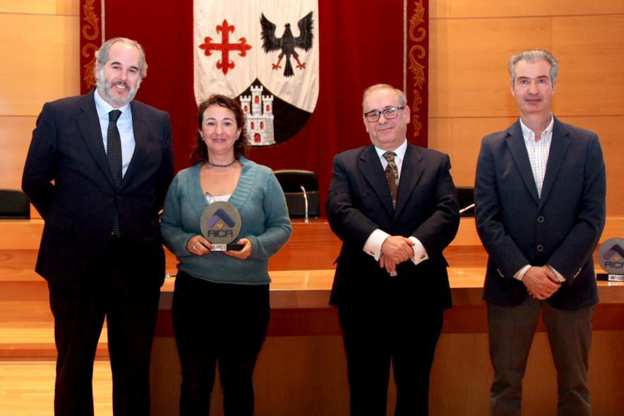 Entrega Premios Concurso de Escaparates 2018 - Imagen de los directivos de AICA con la propietaria galardonada.