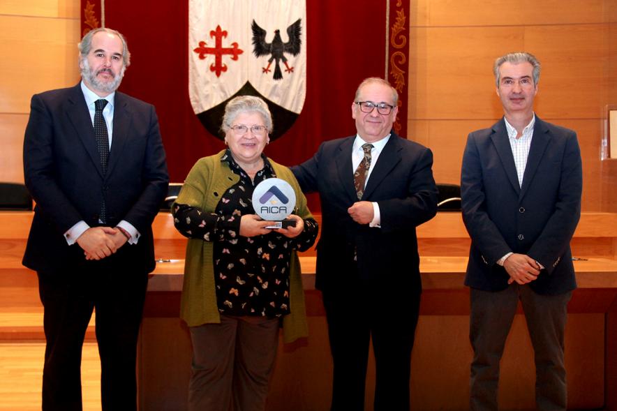 Entrega Premios Concurso de Escaparates 2018 - Imagen del presidente y autoridades municipales, posan con una de las propietarias galardonadas.