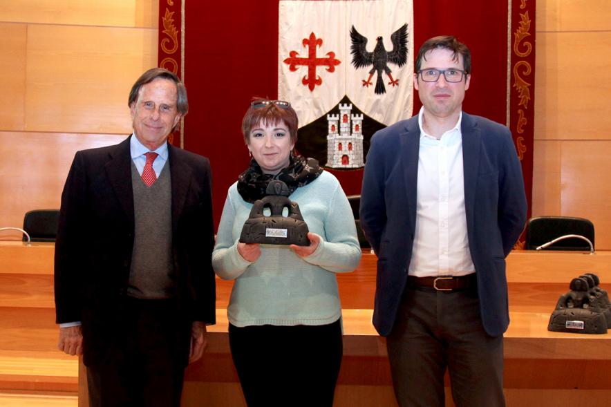 Entrega Premios Concurso de Escaparates 2018 - Primer plano del alcalde García de Vinuesa, la propietaria galardonada y el concejal Agustín Martin.
