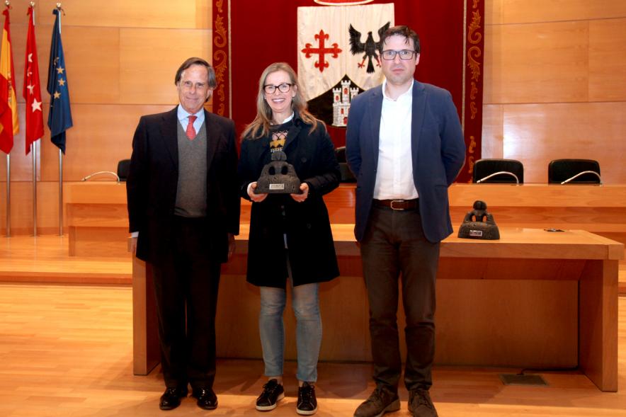 Entrega Premios Concurso de Escaparates 2018 - Imagen del alcalde García de Vinuesa, el concejal Agustín Matin, junto a una propietaria galardonada.