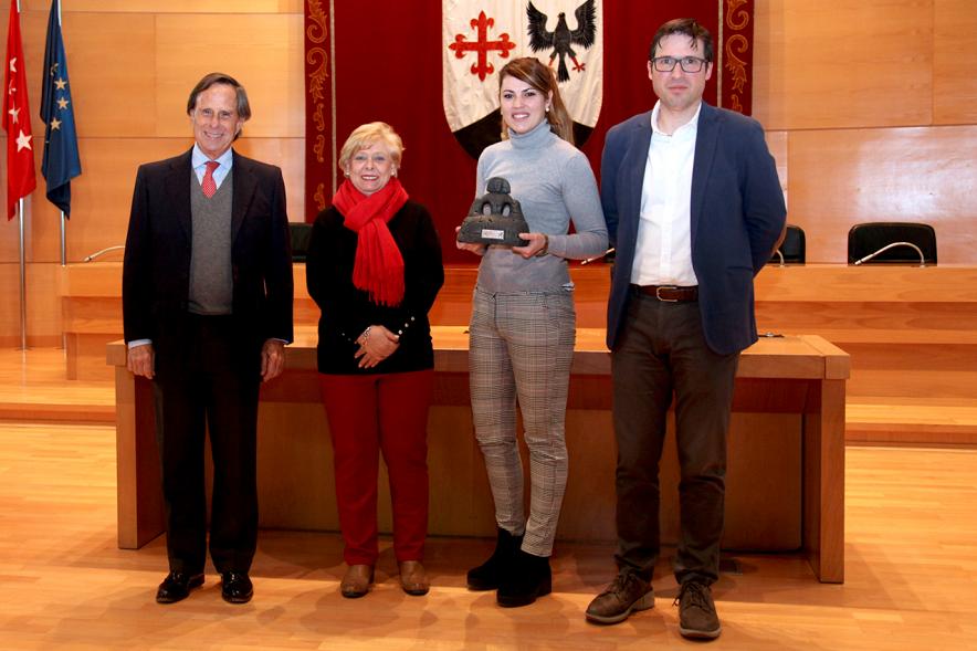 Entrega Premios Concurso de Escaparates 2018 - Imagen del alcalde García de Vinuesa, el concejal Agustín Martin y las premiadas.
