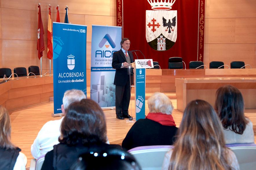 Entrega Premios Concurso de Escaparates 2018 - Imagen lateral de los asistentes y del alcalde García de Vinuesa en el atril.