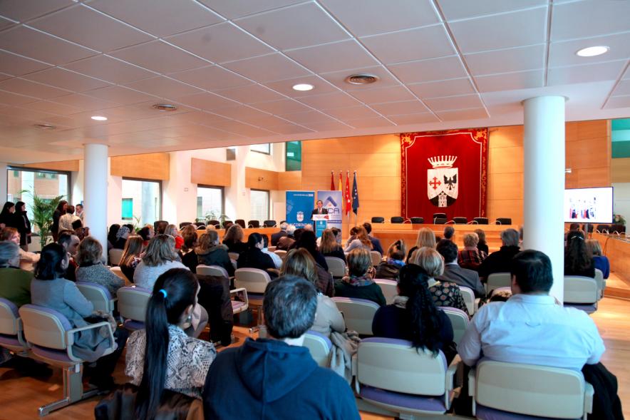 Entrega Premios Concurso de Escaparates 2018 - Imagen posterior del Salón de Plenos  con el total de los asistentes.