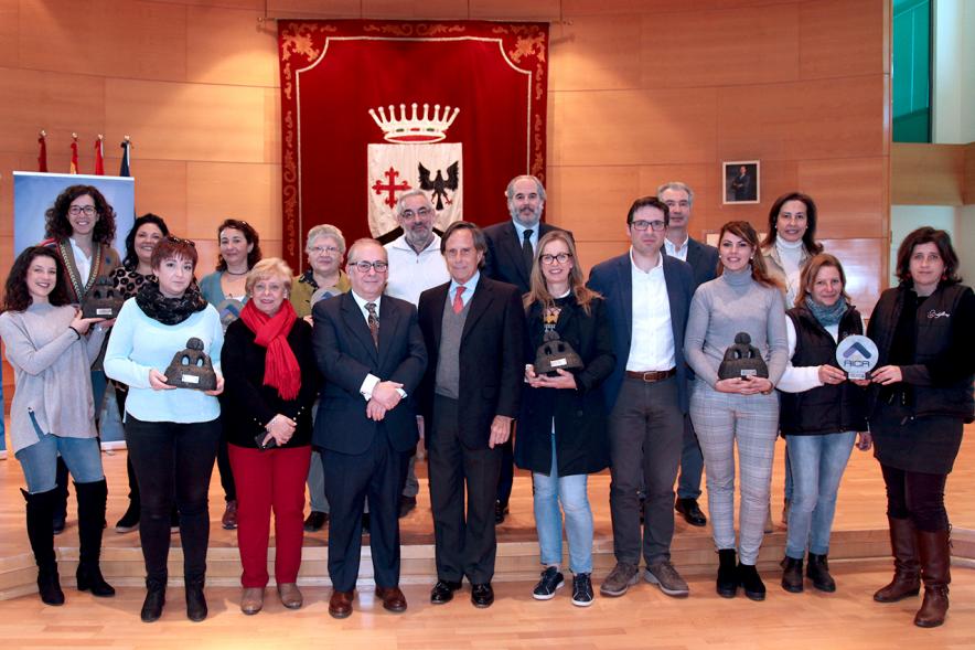 Entrega Premios Concurso de Escaparates 2018 - Imagen del alcalde García de Vinuesa, el presidente de  AICA y las demás  autoridades municipales junto a los galardonados.