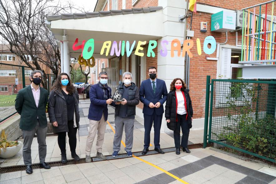 40º Aniversario Escuela Infantil La Chopera detalle alcalde Sánchez Acera entregando una menina