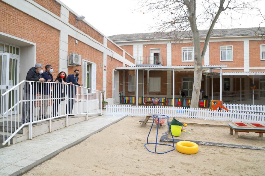 40º Aniversario Escuela Infantil La Chopera detalle visita alcalde Sánchez Acera
