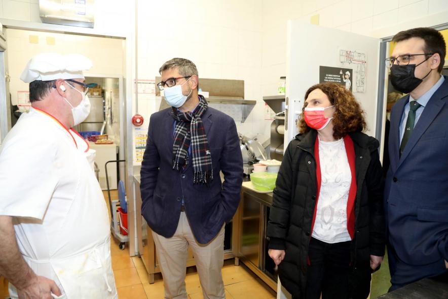 40º Aniversario Escuela Infantil La Chopera detalle visita alcalde Sánchez Acera