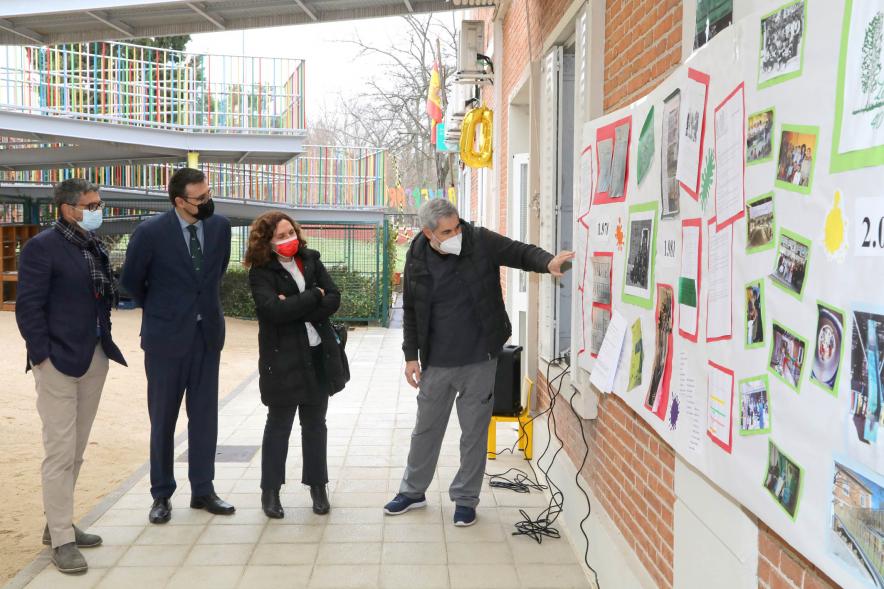 40º Aniversario Escuela Infantil La Chopera detalle visita alcalde Sánchez Acera