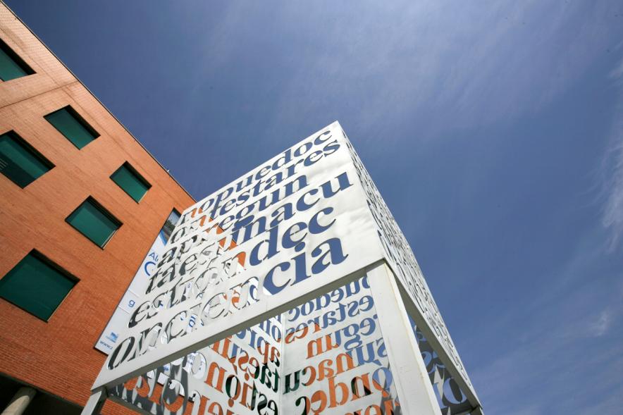 Obra escultórica de Liam Gillick (Aylesbury, Reino Unido, 1964) Nopuedocontestaresapreguntaesunacuestióndeconciencia, 2003_Colección Arte en la ciudad