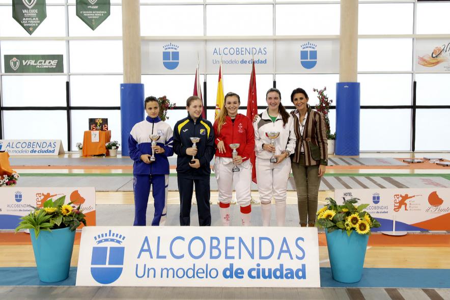 Ganadoras con sus trofeos