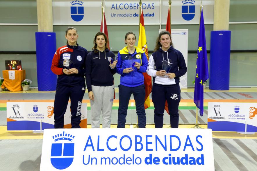 Ganadoras con los trofeos