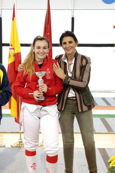 Concejal por PP Mar Rodríguez posa con una de las ganadoras