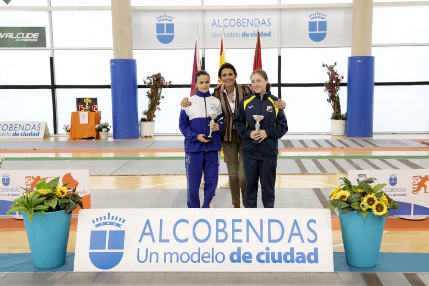 Concejal por PP Mar Rodríguez con varias de las ganadoras y sus trofeos