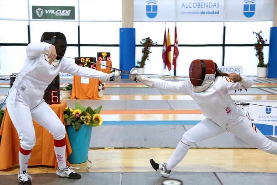 Doble estocada en la competición de espada