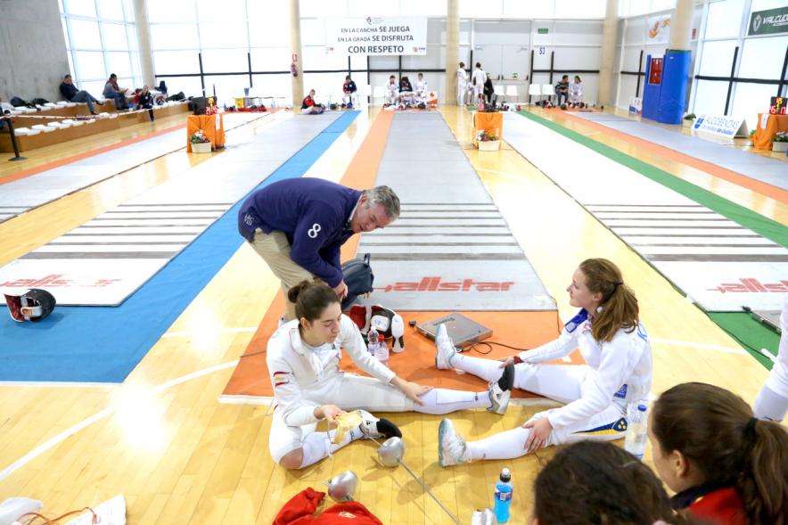 Participantes estirando