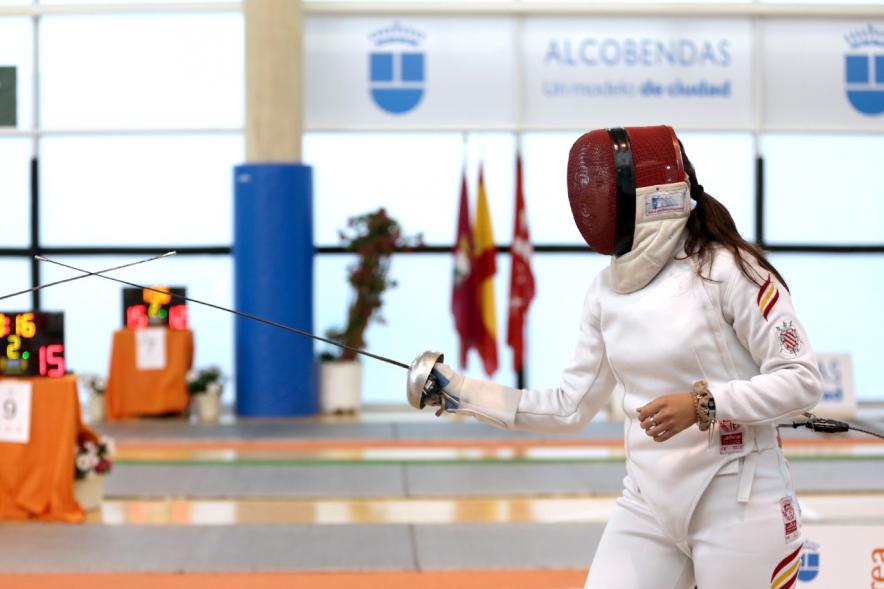 Tiradoras cruzando espadas