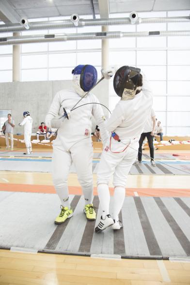 Doble estocada en la competición de espada