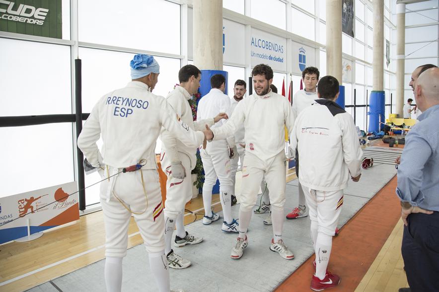 Competidores se saludan tras el combate