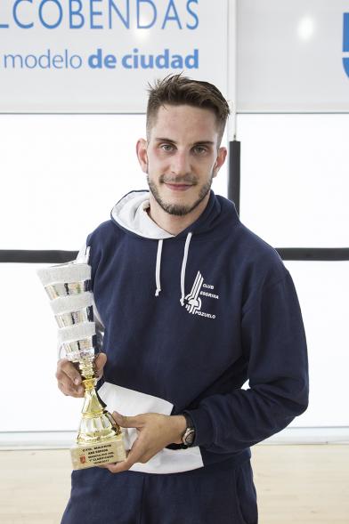 Uno de los ganadores con el trofeo acreditativo