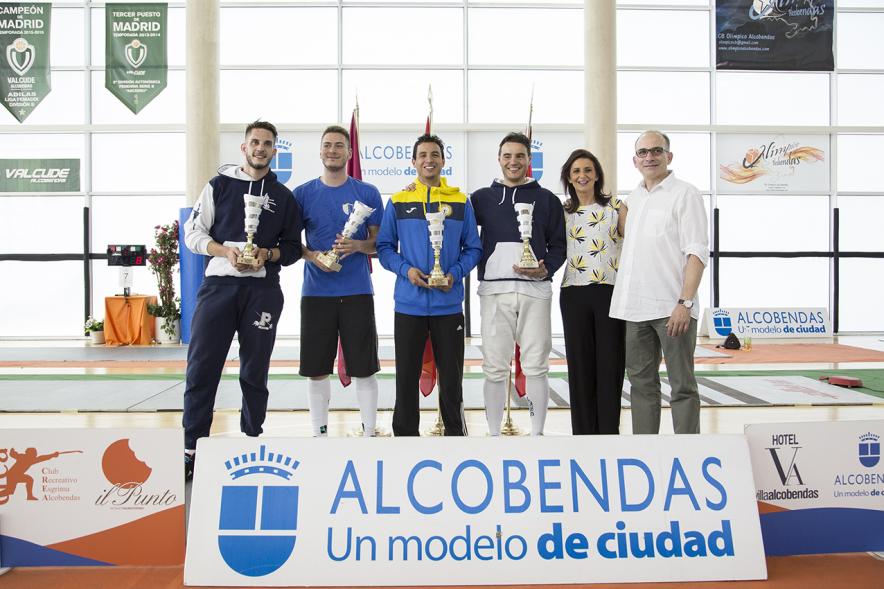 Ganadores con los trofeos