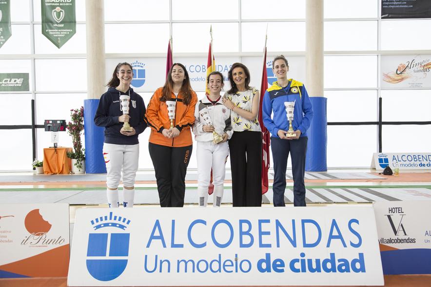 Ganadoras con los trofeos