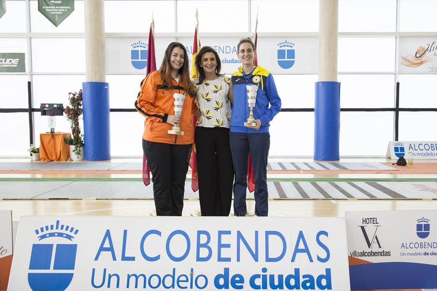 Concejal por PP Mar Rodríguez con varias de las ganadoras y sus trofeos