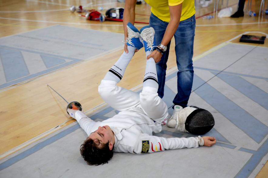 Participante estirando