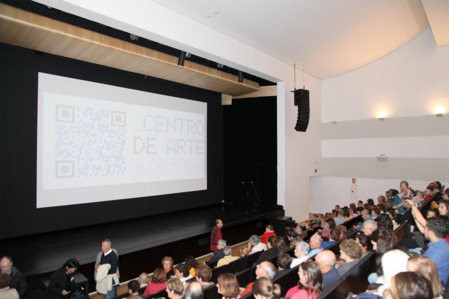 Estreno de la Película "La Vida y Nada Más" - Panorámica de la pantalla y el público.