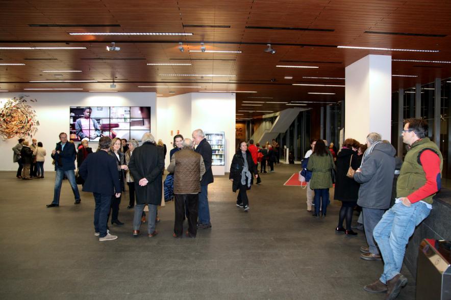 Estreno de la Película "La Vida y Nada Más" - El publico esperando.