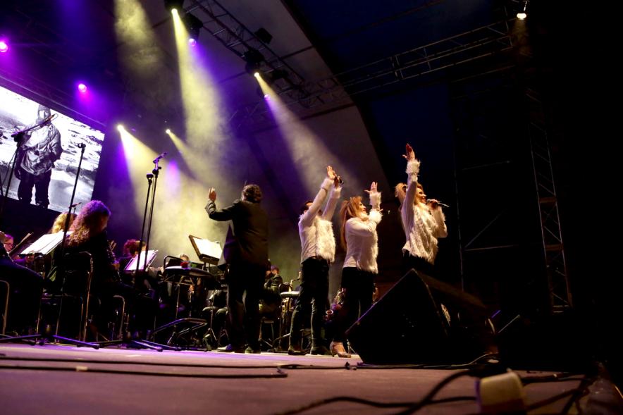 Banda dándolo todo en el escenario